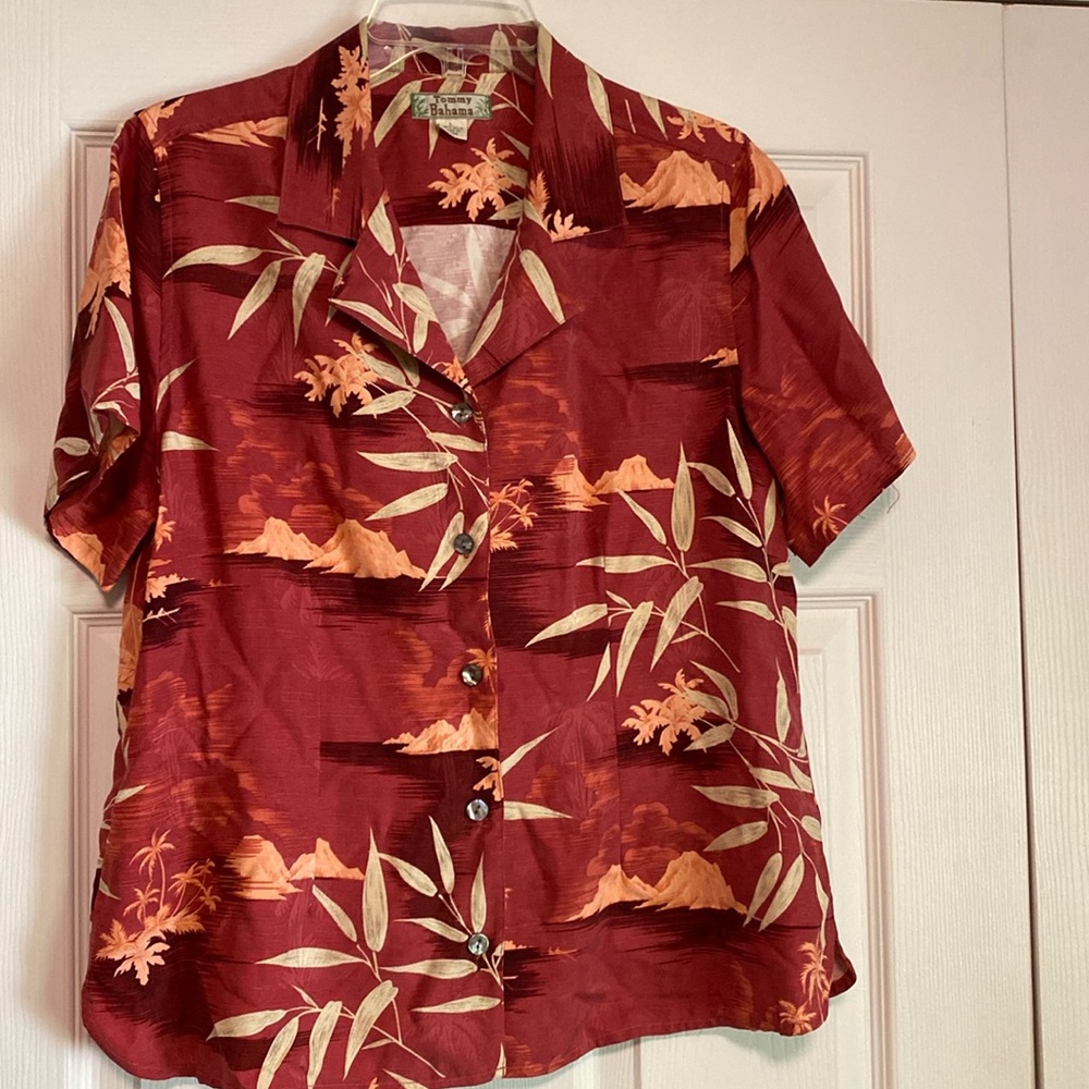 NWOT Tommy Bahama women’s Silk button down floral shirt. Size large.
